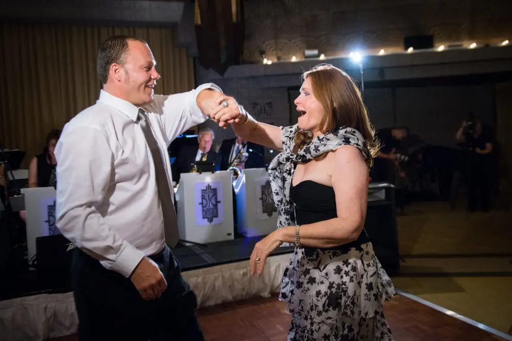 dancing with mother of the bride phoenix wedding photography