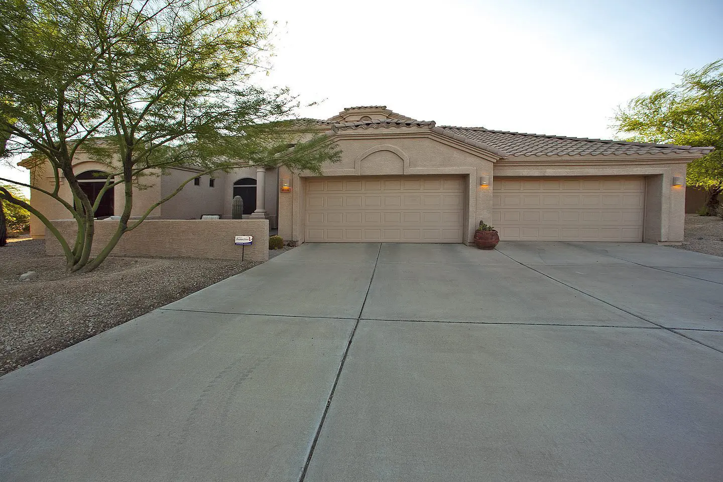 phoenix professional photographer front drive way