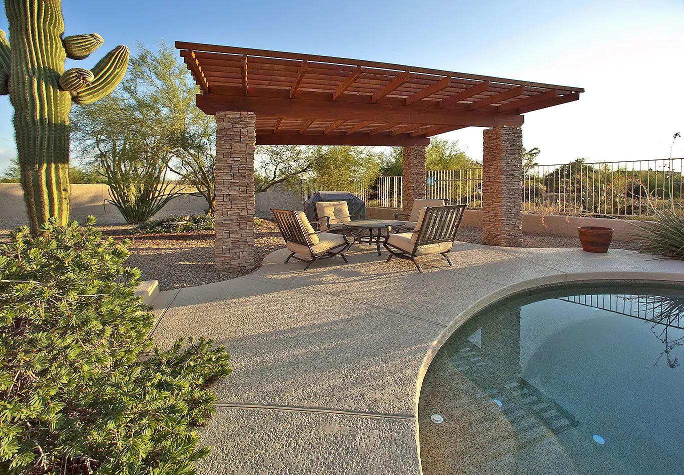outdoor kitchen pool side in scottsdale