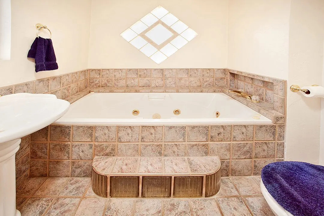 jacuzzi bath tub