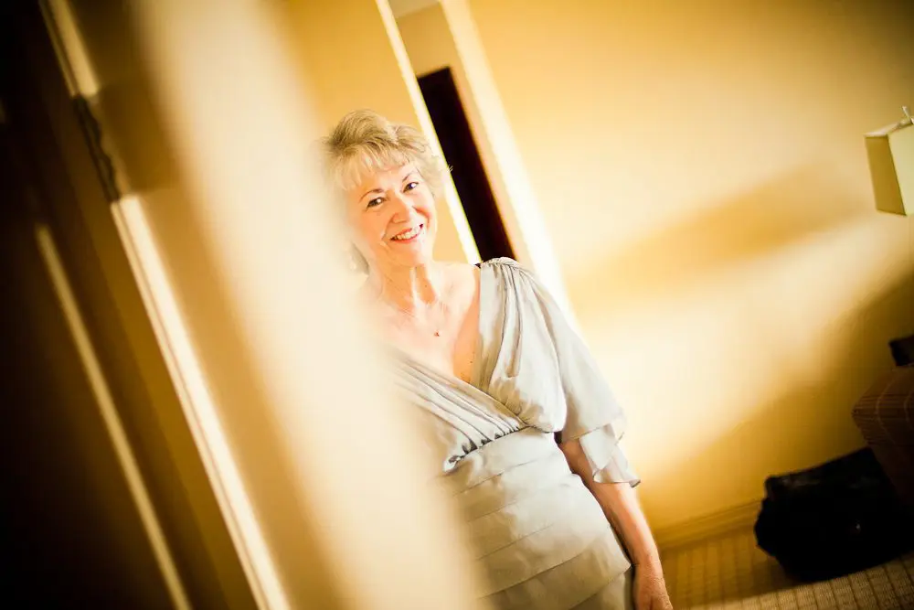mom sees her daughter in her dress for the first time