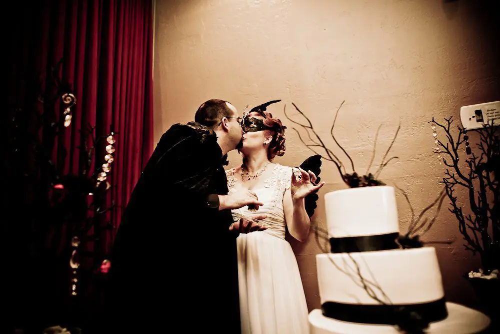 kissing after cutting the cake