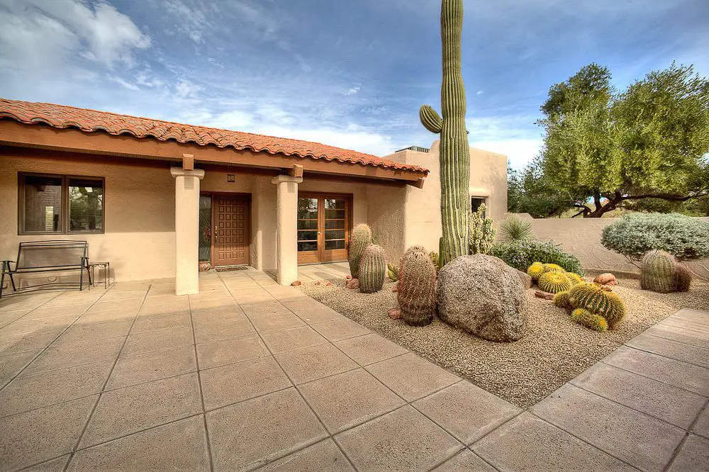 front yard courtyard with view of front door