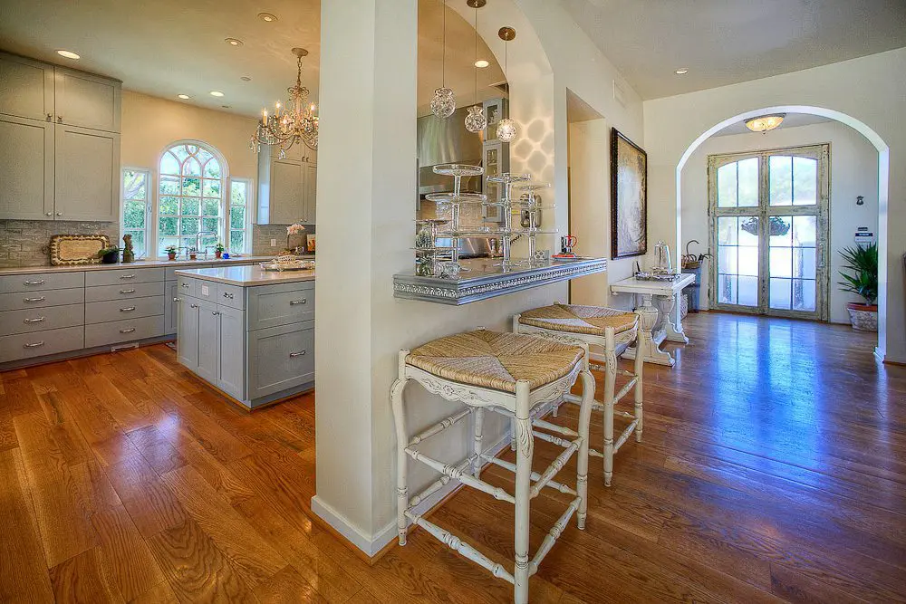 entry way to kitchen