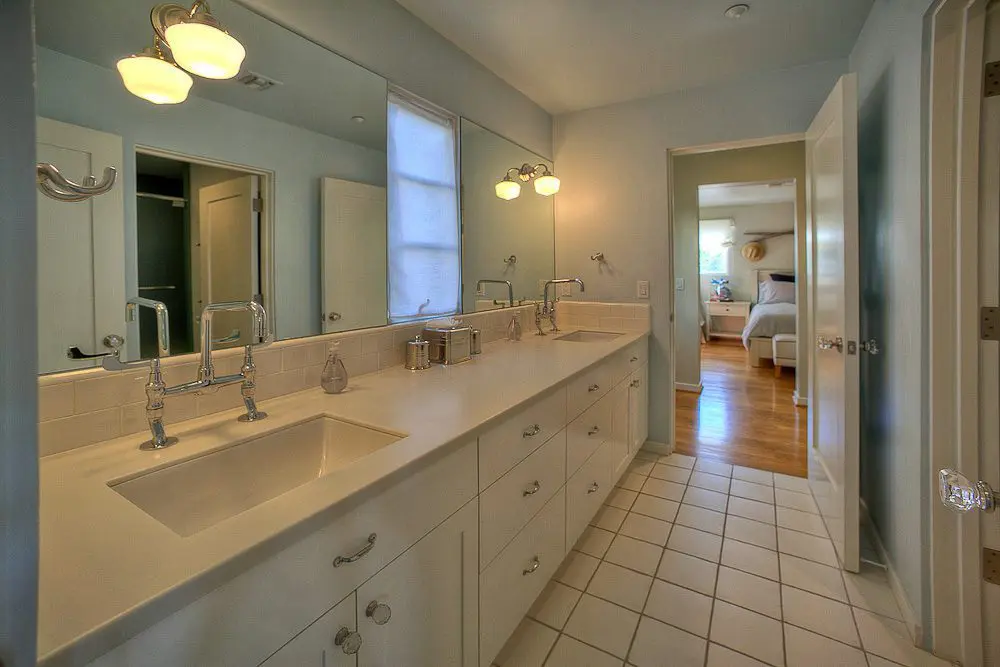 jack and jill bathroom