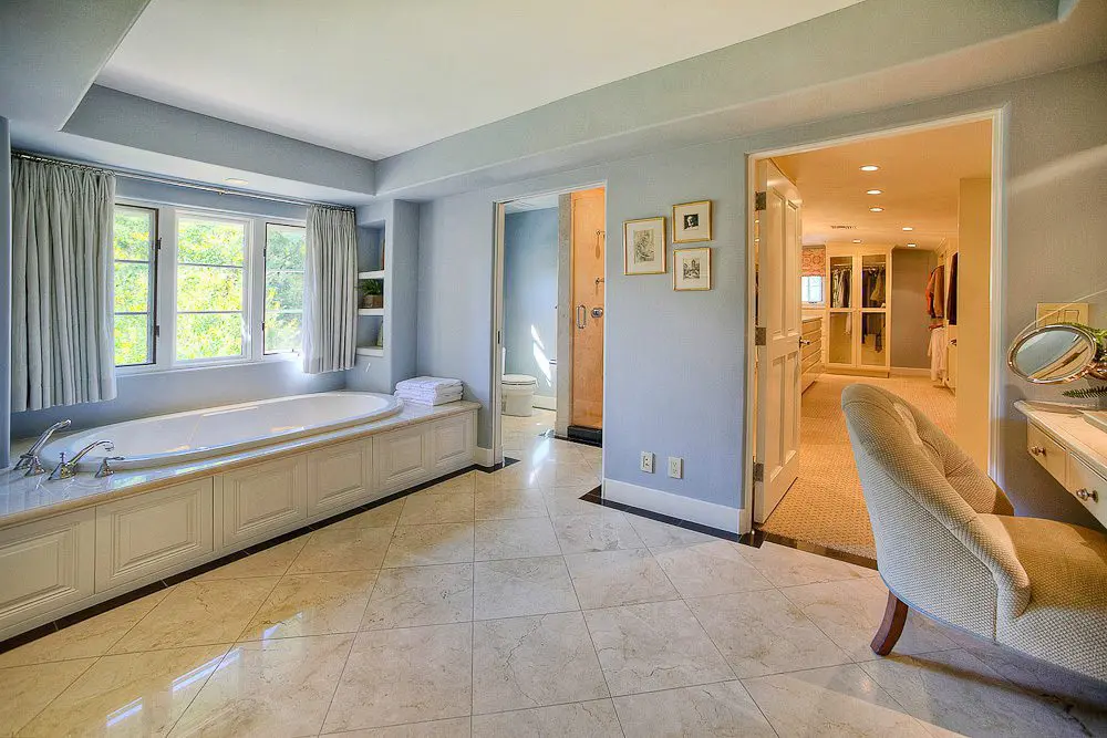 master tub and walk in closet