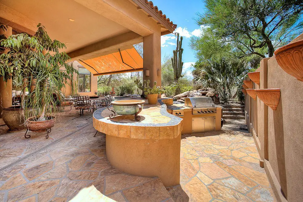 outdoor kitchen
