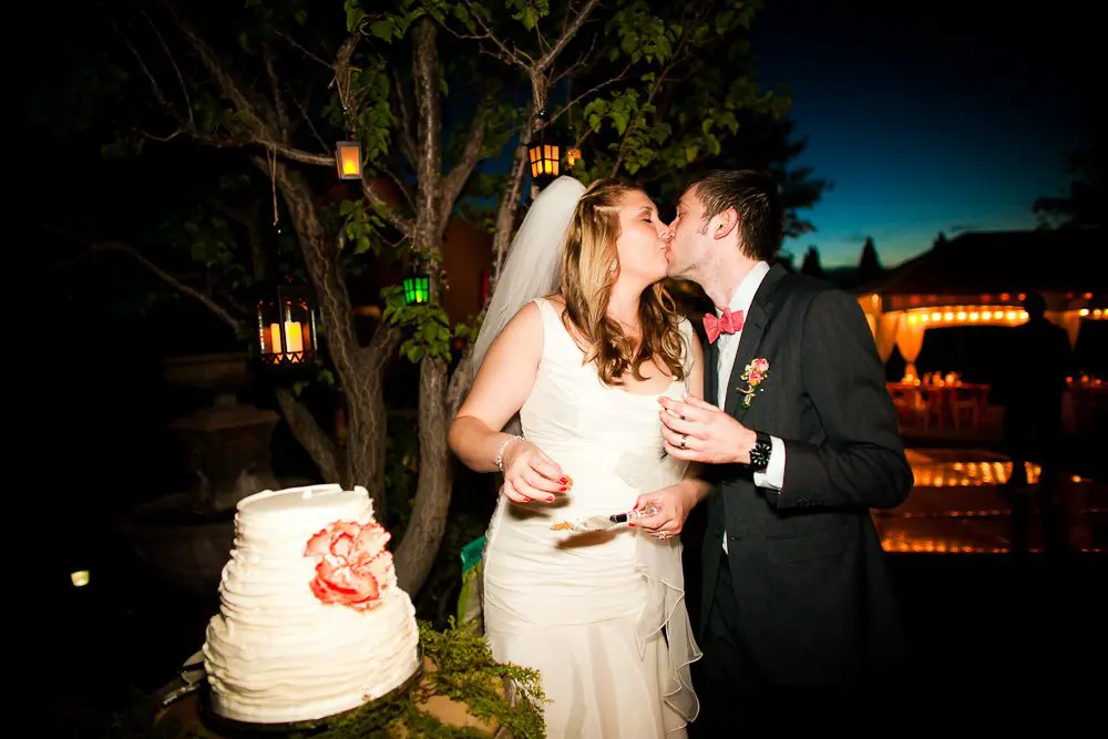 kissing after cutting the cake