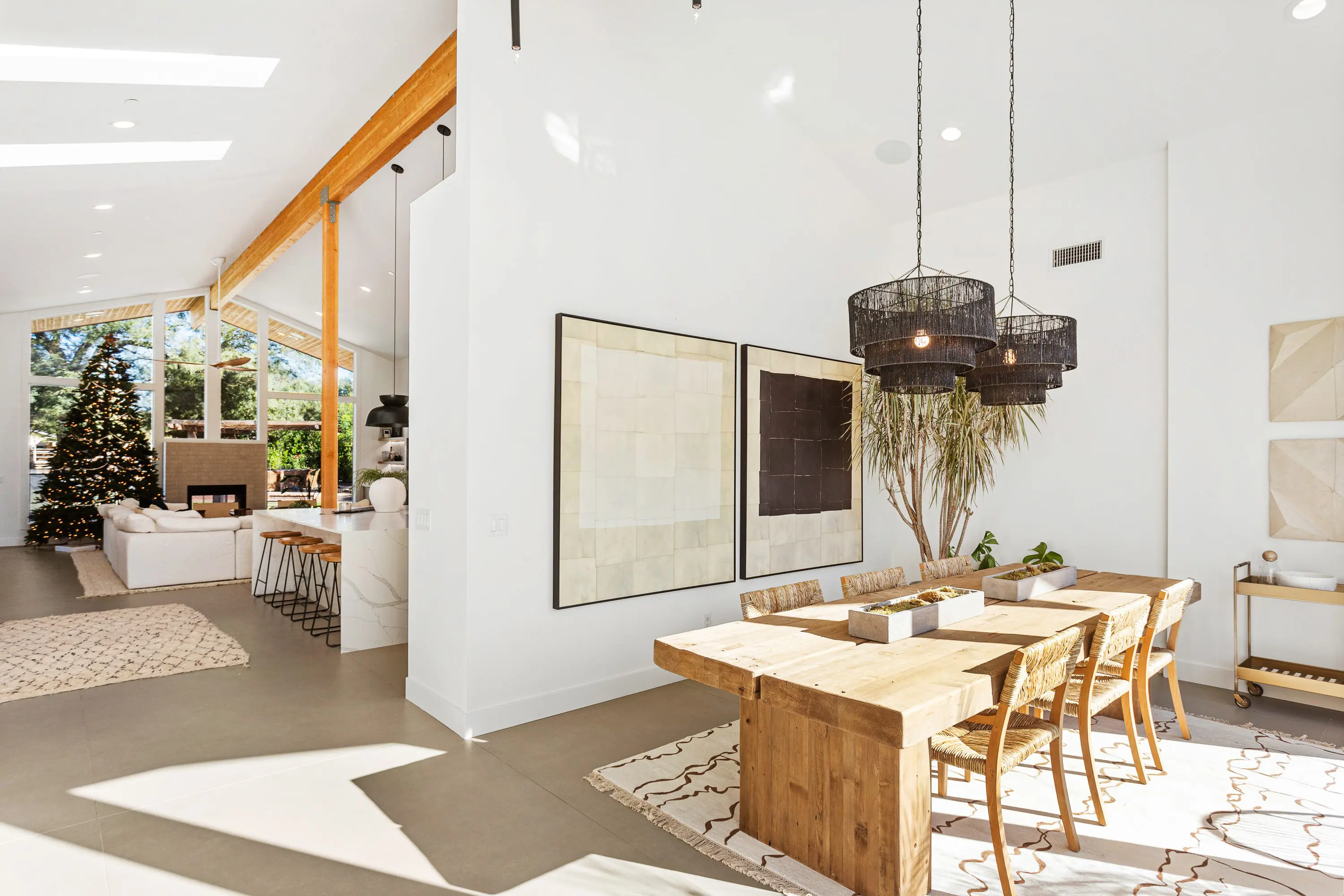Phoenix & Scottsdale Real Estate Commercial architecture Photographer entering the home