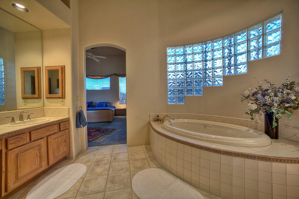 master bath room tub with glass wall decoration